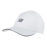 Gorro deportivo New Balance color blanco con logo gris en el lateral y visera con borde gris.
