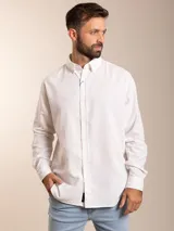 Camisa de manga larga Polanco, confeccionada en una mezcla de lino y algodón, con cuello abotonado y cierre frontal de botones.