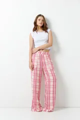 Pantalón de pijama celeste con rayas verticales finas color marrón, con bolsillos laterales y elástico en la cintura.