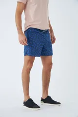 Short de baño con estampado de líneas curvas en tonos azules, cintura elástica con cordón ajustable, bolsillos laterales y bolsillo trasero. Incluye suspensor interno y logo bordado.