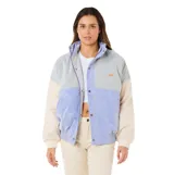 Campera de pana con diseño de bloques de color en tonos celeste, azul y beige. Presenta cuello alto, cierre frontal con cremallera y botones a presión, y puños elásticos acanalados.