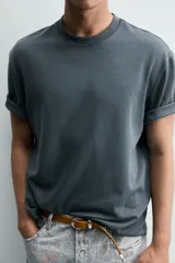 Camiseta de corte relajado confeccionada en tejido interlock de algodón con elasticidad, presenta cuello redondo y manga corta.