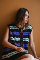 Vestido de tejido fino con calado, de manga corta y botones teñidos a tono. Diseño a rayas horizontales en blanco, rojo y marrón oscuro.