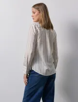 Camisa blanca a rayas verticales, marca Alex & Jordan. Tiene cuello con solapa, abertura central con botones y bolsillo aplicado en el pecho.