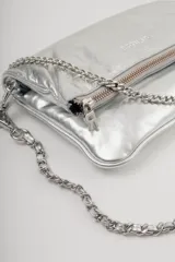 Cartera tipo bandolera de cuero metalizado plateado, con solapa frontal y logo de la marca grabado. Incluye una correa combinada de cadena metálica y cuero, desmontable y regulable.