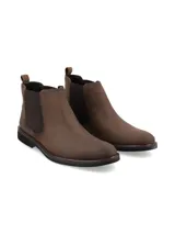 Botin tipo Chelsea de cuero color marrón, con paneles laterales elásticos y suela de goma negra.