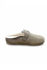 Zueco de gamuza sintética color kaki con forro interno de corderito sintético, tira ajustable con hebilla metálica y suela plana.