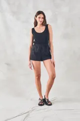 Short negro de algodón con cintura elástica y bordado calado con motivos florales.