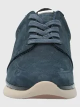 Sneaker de cuero azul marino con cordones al tono, suela de EVA color beige y detalle metalizado en el talón.
