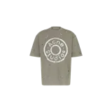Remera Acne Studios de manga corta, color verde militar, con diseño efecto desgastado con roturas y gran estampado circular blanco en el pecho con el logotipo de la marca.
