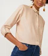 Camisa básica Marfinno de manga larga con cuello camisero y botonadura frontal, confeccionada en tejido de viscolino color beige, con diseño liso y corte de barra mullet.
