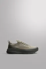 Zapatilla deportiva de running Zara Athleticz en color verde militar, con parte superior de tejido técnico transpirable y puntera reforzada.