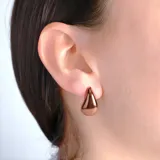 Aros tipo gota de diseño minimalista con acabado metálico brillante.