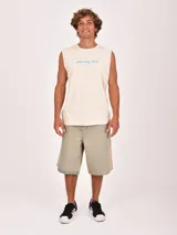 Musculosa sin mangas color azul, con cuello redondo y estampado frontal con texto en negro.