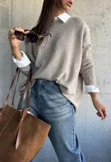 Sweater oversize de punto en color tostado, con cuello redondo y mangas largas. Presenta un diseño básico y holgado.