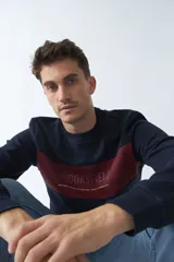 Buzo de felpa azul marino con una franja horizontal bordó en el pecho con la inscripción "BROOKSFIELD ESTABLISHED IN TORINO, ITALY - SINCE 1971".