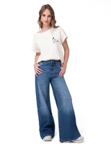 Pantalón de jean azul índigo de corte wide leg, tiro alto, diseño clásico de cinco bolsillos y cierre frontal con cremallera y botón.
