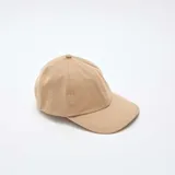 Gorra de béisbol de algodón en color beige, con diseño clásico de seis paneles, botón superior y visera curva.