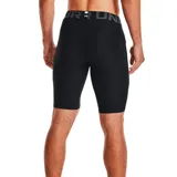 Calza deportiva corta Under Armour de compresión, color negro, con cintura elástica ancha con la marca impresa y logo de la marca en el muslo derecho.
