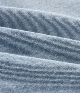 Pantalón super baggy de denim con efecto desgastado, tiro alto, corte ancho, bolsillos funcionales y terminación deshilachada en el dobladillo.