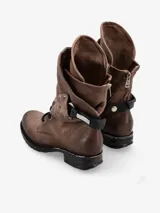 Botas de cuero color marrón con caña alta arrugada, cordones frontales y hebilla lateral.