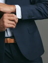 Traje de corte slim fit compuesto por saco de dos botones y pantalón de vestir a juego. Presenta una silueta entallada y moderna.