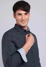 Camisa de vestir azul marino con microestampado de lunares blancos, de corte regular, manga larga, cuello inglés y cierre frontal con botones.