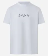 Remera masculina color blanco, modelo Comfort, de manga corta y cuello redondo. Presenta una pequeña estampa frontal con texto y una estampa grande de palmeras en la espalda.