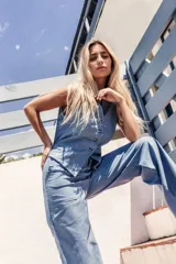 Pantalón de lino color celeste, de tiro medio con elástico en la cintura trasera, bolsillos delanteros tipo carpintero y botón marmolado. Combina con el chaleco Tenerife.