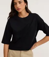 Remera de corte cropped confeccionada en algodón, con cuello redondo y mangas cortas. Presenta un diseño básico y versátil de calce holgado.