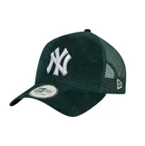 Gorra tipo trucker New Era color verde oscuro con frente de corduroy y parte trasera de malla. Cuenta con el logo de los New York Yankees bordado en relieve en color blanco en la parte frontal y el logo de la marca en el lateral.