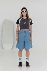 Bermuda de jean celeste, de corte amplio y largo hasta la rodilla.