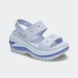 Sandalias tipo plataforma de la línea Classic Mega Crush de Crocs, con diseño de dos correas superiores y tira trasera ajustable. Presentan una suela gruesa con plataforma elevada, detalles texturizados y una base de goma con acabado traslúcido y partículas de color integradas.