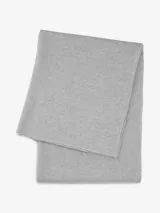 Chal negro de tejido suave y cálido, de estilo clásico y versátil.