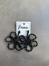 Aros colgantes con forma de flor hechos con mostacillas negras.