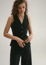 Chaleco negro de denim con cuello en V y cierre frontal con botones.