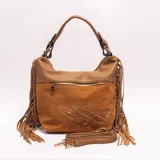 Cartera tipo hobo color marrón, confeccionada en cuero sintético y gamuza, con flecos laterales, bolsillo frontal con cierre, bordado decorativo y correa ajustable y desmontable.