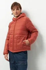 Campera puffer negra de nylon con capucha y peluche en el interior.