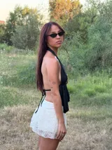 Pollera corta de encaje con short interno incorporado, de diseño liviano y silueta femenina.