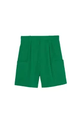 Bermuda cargo de corte relaxed fit color verde, confeccionada en tejido estructurado de algodón. Presenta pliegues frontales en la cintura, bolsillos laterales aplicados en las perneras y cierre frontal con cremallera y gancho metálico oculto. Colección Benito Antonio x ZARA.