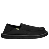 Zapatos tipo slip-on Sanuk modelo Donny, color negro, con diseño de talón plegable y costuras tradicionales en la puntera. Confeccionados con capellada de algodón y suela de goma con materiales reciclados.