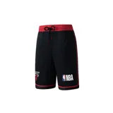 Short deportivo de básquetbol color negro con detalles en rojo en la cintura y el ruedo. Presenta el logo de la NBA y el escudo de los Chicago Bulls estampados en las piernas.