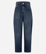 Pantalón de jean modelo carrot con cintura alta, corte holgado en las caderas y piernas que se estrechan hacia el tobillo. Cuenta con cinco bolsillos funcionales, cierre frontal con botón y cremallera, y un lavado azul medio.