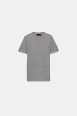 Camiseta negra de manga corta y cuello redondo, corte ajustado (slim fit).