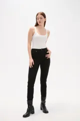 Pantalon jean de corte recto y tiro alto, color negro, con bolsillos laterales y traseros.