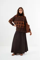 Sweater de cuello alto con diseño de tejido jacquard en tonos marrones y negros, con patrón geométrico y de rayas verticales, de manga larga con puños acanalados.