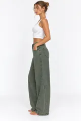 Jeans balloon color verde militar, de tiro alto, corte holgado en las piernas y diseño de cinco bolsillos con estampa de texto en el bolsillo trasero.