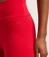 Calza deportiva roja de microfibra con cintura alta y bolsillo trasero.