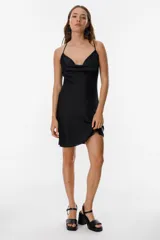 Vestido corto de satén color borgoña, con cuello drapeado y espalda cruzada con tirantes finos.