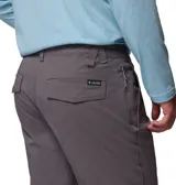 Pantalón chino Columbia modelo Roc Chino Pant, color gris, de corte recto con trabillas para cinturón, bolsillos inclinados y bolsillo lateral con cierre de cremallera.